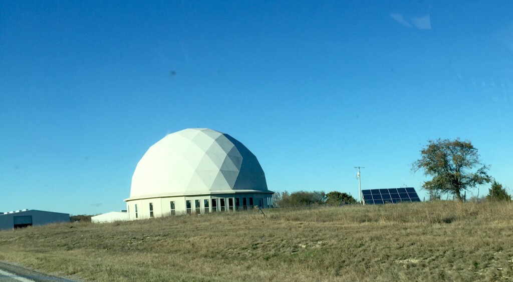 A dome connected to dozens of solar panels sits on the side of State Highway 7 in southern Oklahoma. (William W. Savage III)